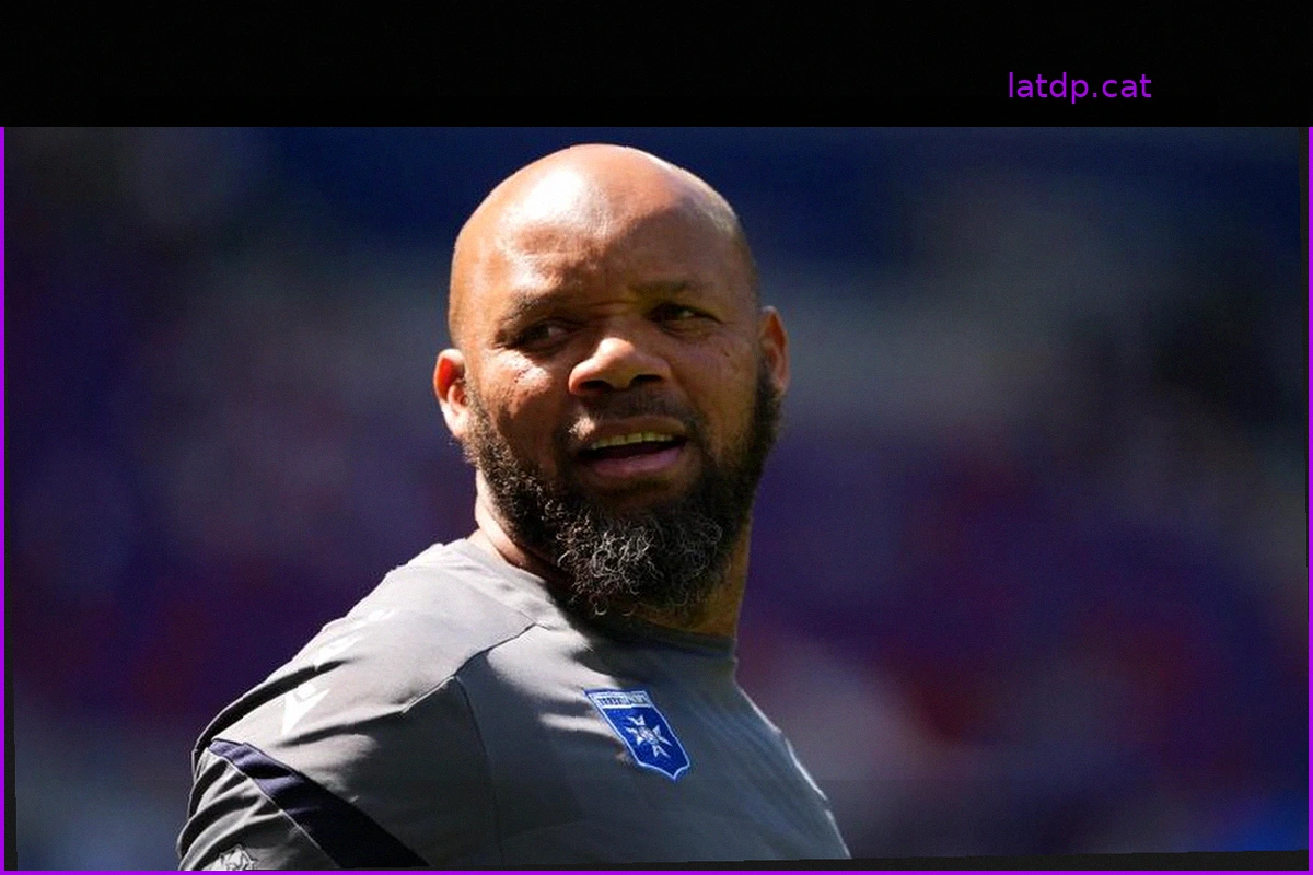 El segundo entrenador Jean-Alain Boumsong deja el AJ Auxerre